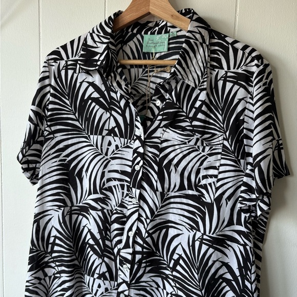 NWT True Destinations Black and White Leaf Print Shirt | Size Medium - Picture 2 of 5